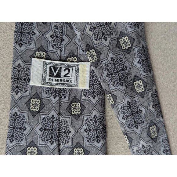 Vintage Versace Classic V2 Silk Tie Gray Geometric Design Made Italy - Picture 4 of 5